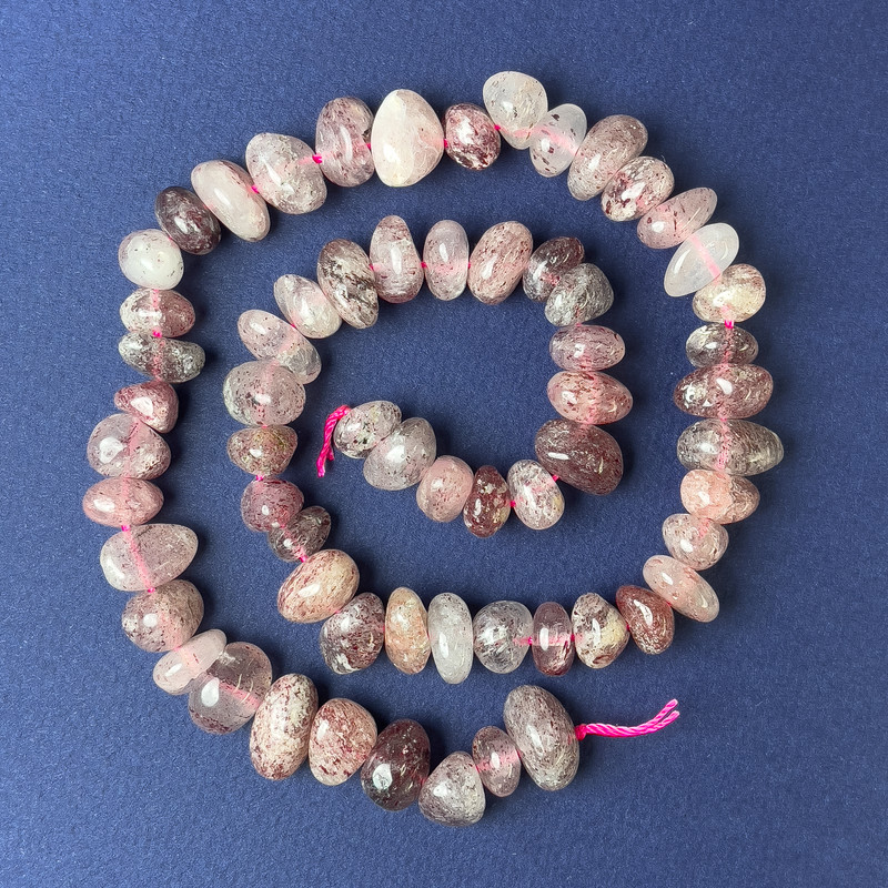 Koraliki malinowego kwarcu, naturalny kamień, szlif galetowy 8–12×6–8 mm, na nici, długość około 39 cm+