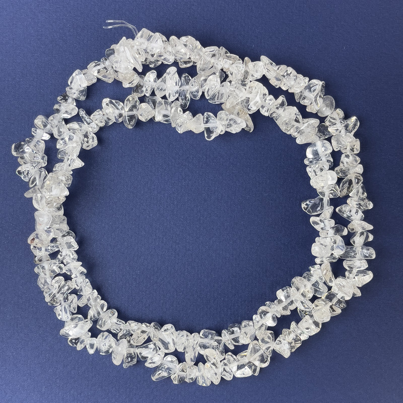 Koraliki z górskiego kryształu - drobne kawałki 7-15×3-6 mm ± na żyłce, długość 78 cm+