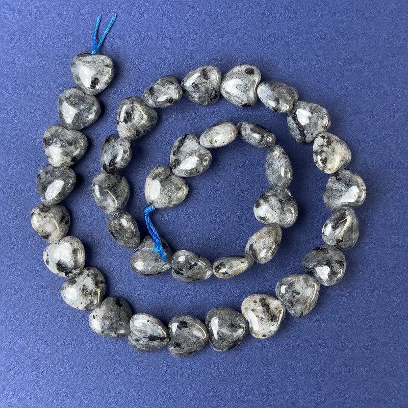 Koraliki labradorytu w kształcie serca 11×12×6 mm +/- na nici, długość 39 cm+