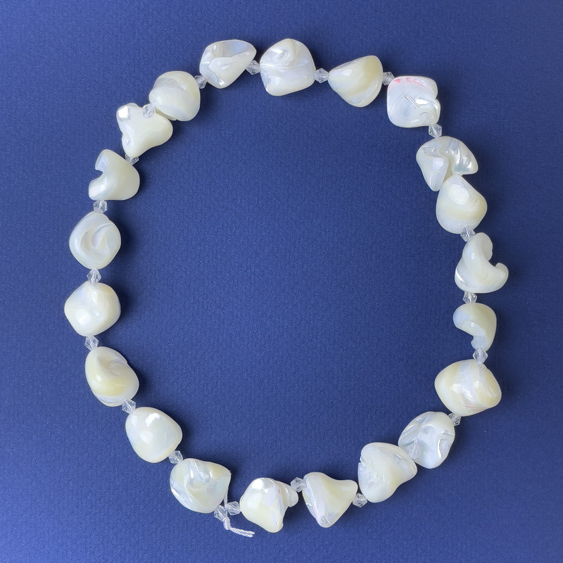 Koraliki z naturalnego perłowego połysku w kształcie fasetowanej kropli 16×12 mm ± z drobnymi koralikami o średnicy 4 mm na nici, długość 39 cm+