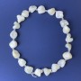 Koraliki z naturalnego perłowego połysku w kształcie fasetowanej kropli 16×12 mm ± z drobnymi koralikami o średnicy 4 mm na nici, długość 39 cm+