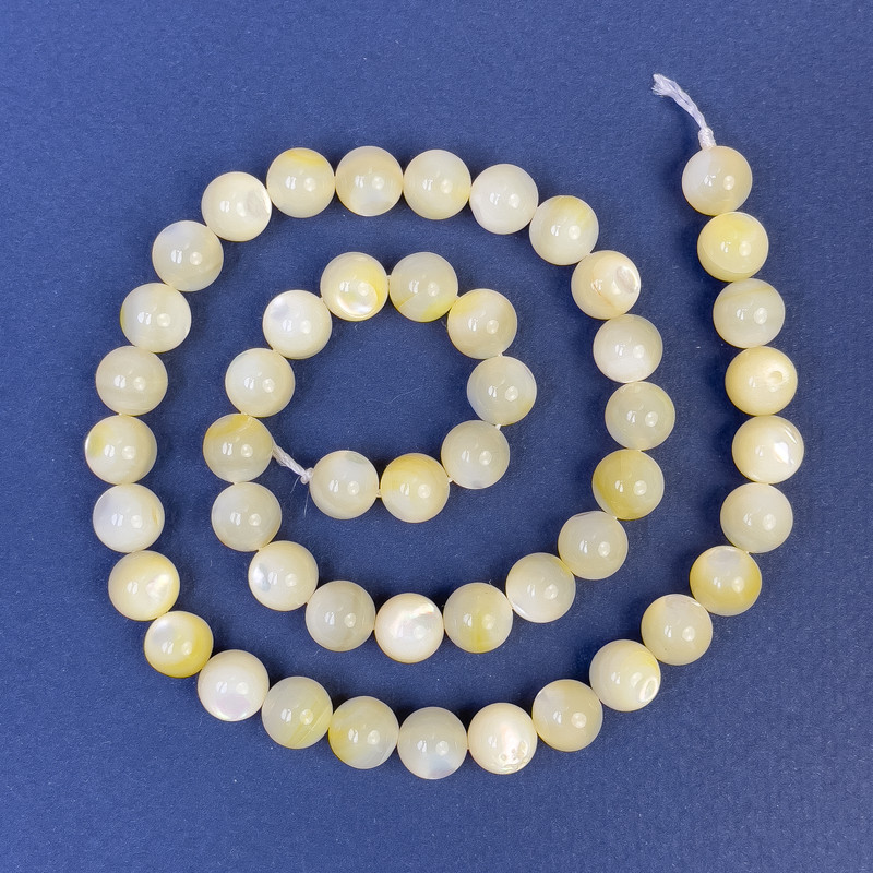 Koraliki z naturalnej masy perłowej, gładkie kulki 8 mm ± na nitce, długość 39 cm ±