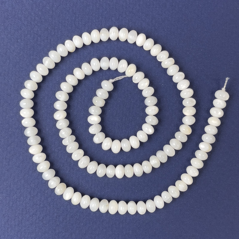 Koraliki z naturalnego perłowego połysku w kształcie rondeli 5×3 mm na nici, długość 39 cm+