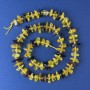 Koraliki bursztynu – kruszynki 10–12×4 mm ± z drobnymi koralikami, średnica 3 mm ± na nici, długość 38 cm ±