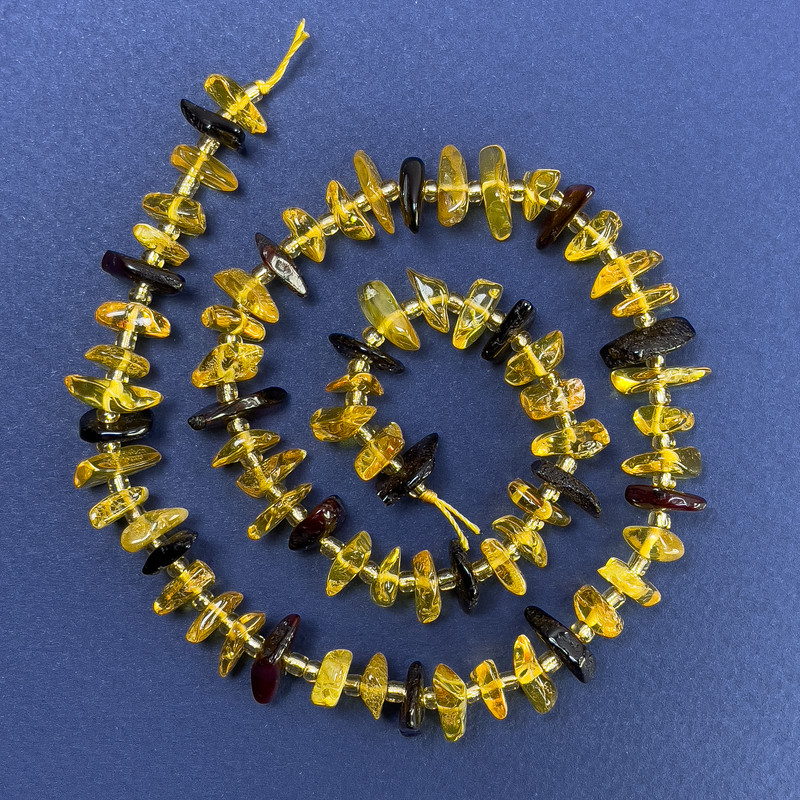 Koraliki bursztynowe drobinki 10-12×4 mm +/- z koralikami, średnica 3 mm +/- na nici, długość 38 cm+