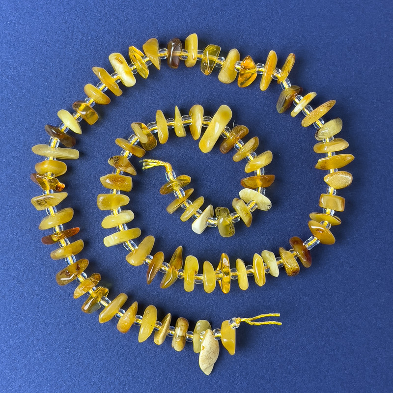 Koraliki bursztynowe kawałki 10×3 mm +/- z koralikami, na nici, długość 38 cm+