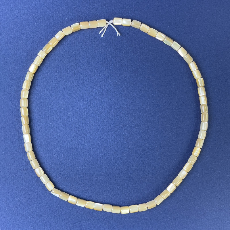 Koraliki z naturalnego beżowego perłowego beżu, cylindryczne 6×5 mm ± na nitce, długość 40 cm+