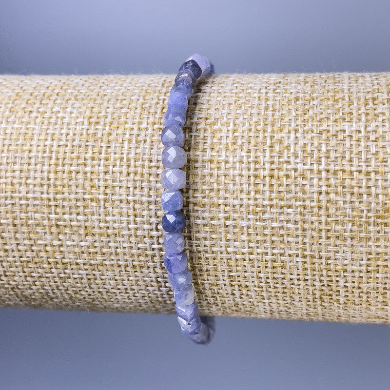 Bransoletka z fasetowanego szafiru, kostka 4 mm, długość 18 cm, elastyczna