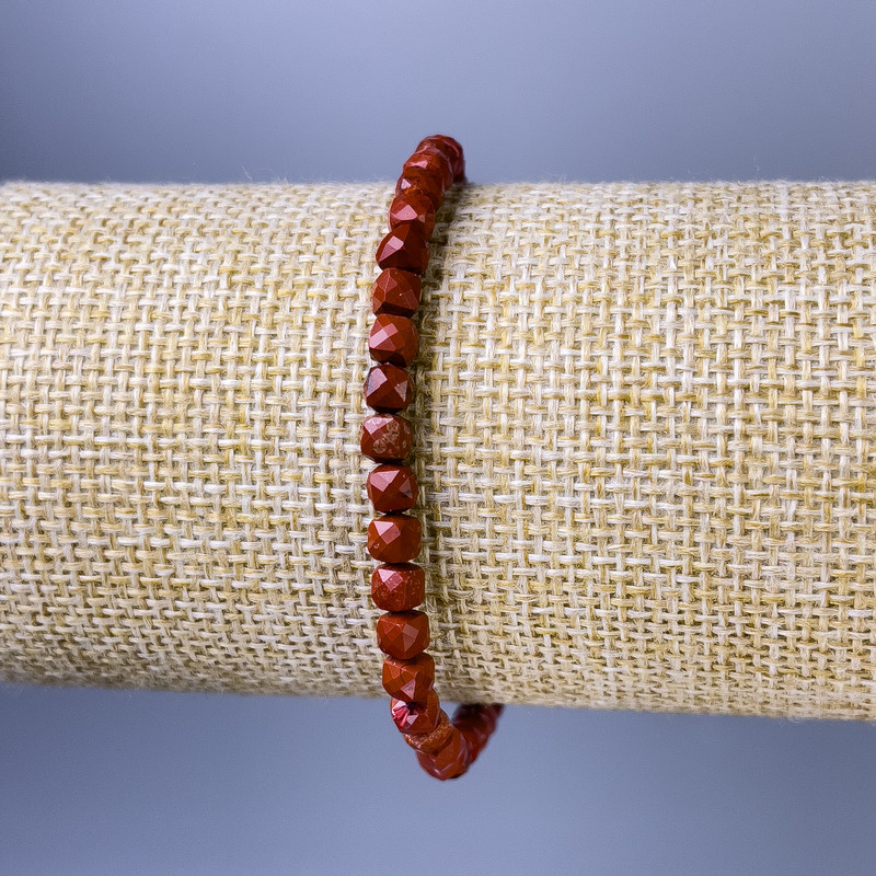 Bransoletka z czerwonego jaspisu – fasetowane kostki, średnica 5 mm, długość ok. 18 cm, elastyczna