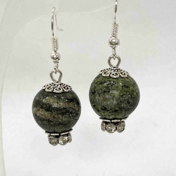 Kolczyki z serpentynu — gładka kulka, średnica 14 mm, długość 38 mm