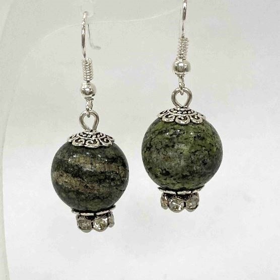 Kolczyki z serpentynu — gładka kulka, średnica 14 mm, długość 38 mm
