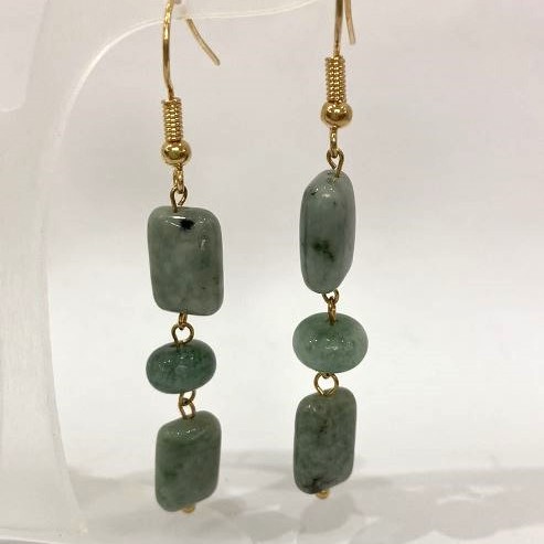 Kolczyki z jadeitu w prostokątnym kształcie, wymiary 12×8 mm ±, rondel 8×6 mm ±, długość 58 mm ±