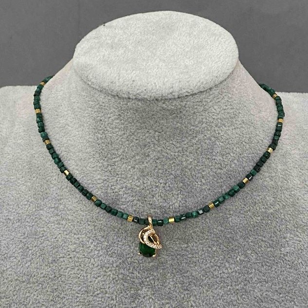 Choker z malachitu, fasetowany sześcian, średnica 2 mm, z zawieszką metalową w kolorze złotym, długość 36–40 cm, z zapięciem