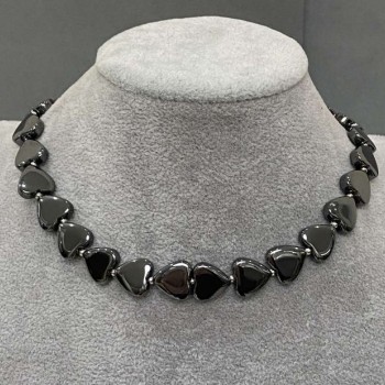 Choker z hematitu w kształcie serca, średnica 12 mm ±, z metalowymi wstawkami 3 mm ± i zapięciem Tolg, długość 38 cm ±, przedłużany łańcuszek