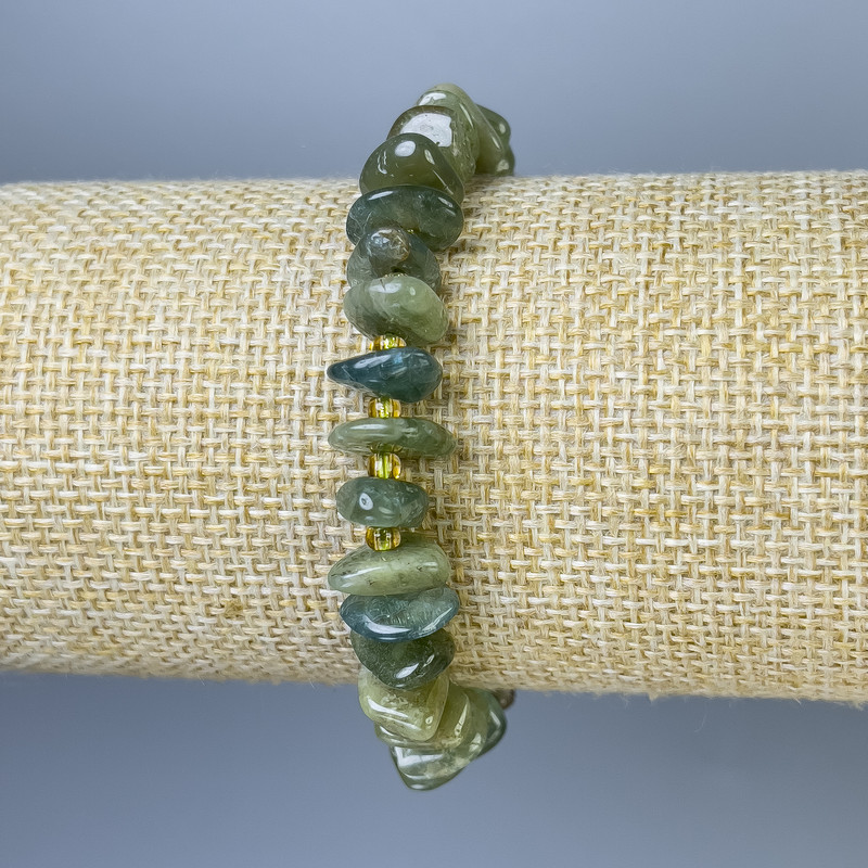 Bransoletka z turmalinem w drobinkach, średnica 8–13×3 mm, +/- z koralikami, długość 18 cm +/- elastyczna