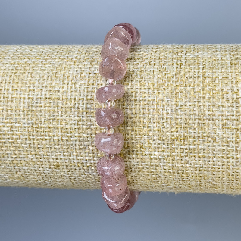 Bransoletka z kwarcu truskawkowego fasetowanego, o średnicy 9×4–6 mm, z koralikami, długość 18 cm, elastyczna