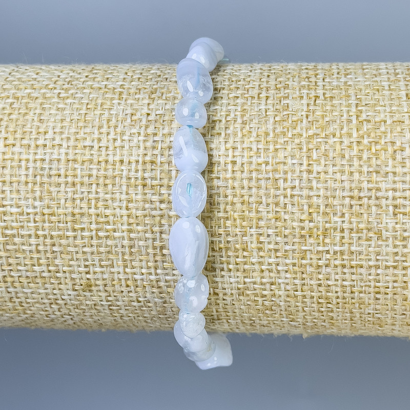 Bransoletka z chalcedonu fasetowana, kulki o średnicy około 5–8×6 mm, długość 18 cm, na elastycznej gumce
