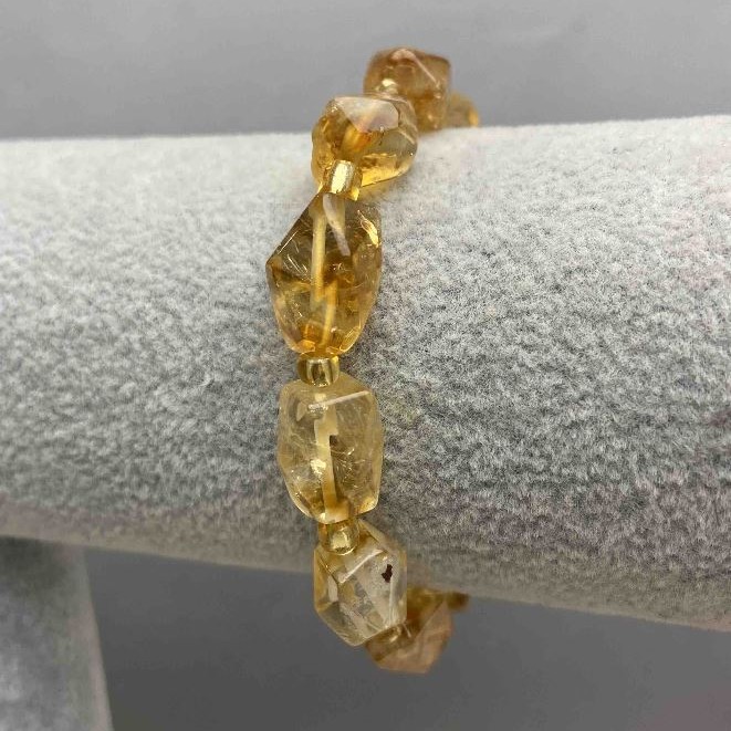 Bransoletka z cytrynem w formie wielokątnych fasetów, średnica ok. 12×10 mm ±, drobny biser 3–5 mm ±, długość 18 cm ±, elastyczna