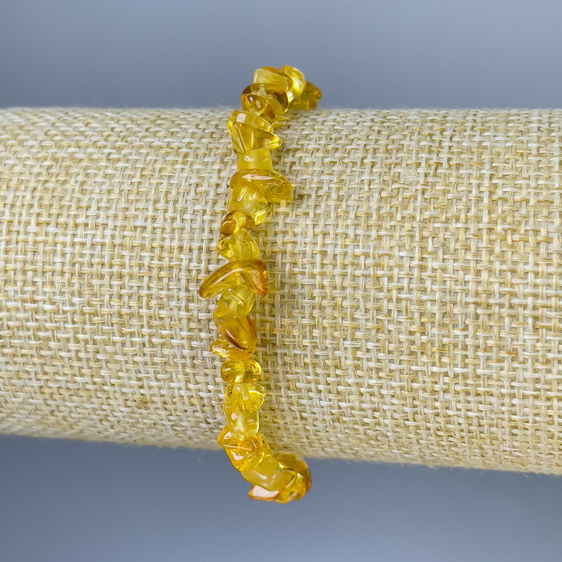 Bransoletka z bursztynowych drobinek, średnica 7×4 mm, +/- długość 18 cm, na elastycznej gumce