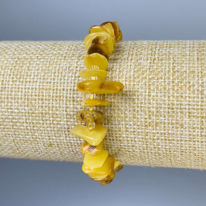 Bransoletka z bursztynowych drobin, średnica 8–12×2–4 mm ± z koralikami, długość 18 cm ± elastyczna