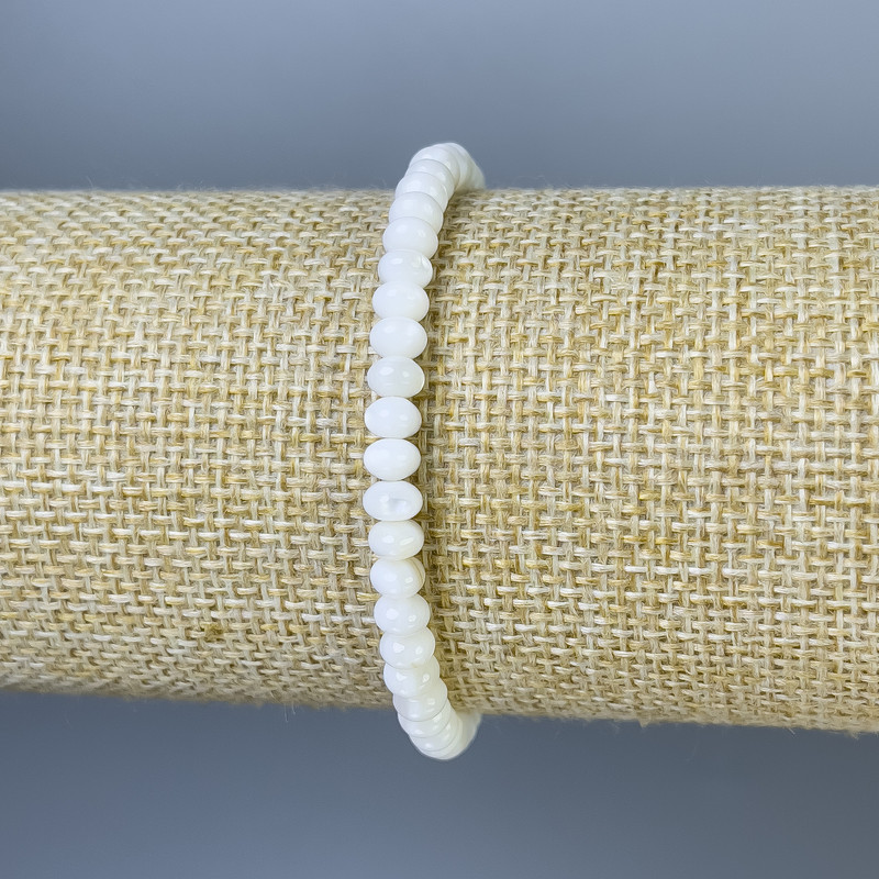 Bransoletka z masy perłowej w kształcie rondeli, średnica 5×3 mm, długość 18 cm, na gumce elastycznej