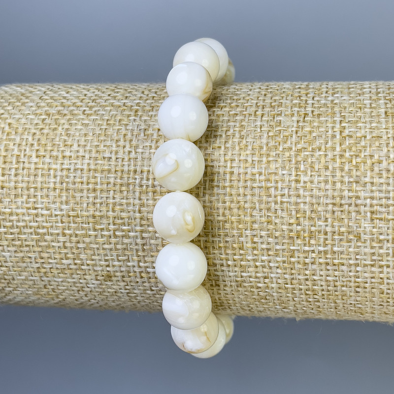Bransoletka z masy perłowej, gładkie kulki o średnicy 10 mm, długość 18 cm, elastyczna