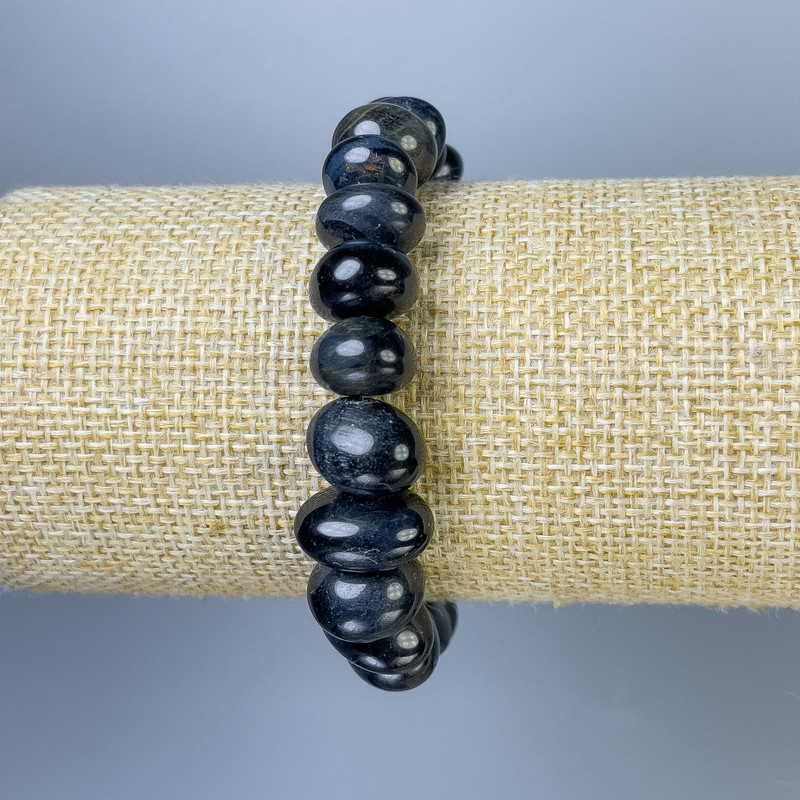 Bransoletka z sokoliego oka fasetowana, średnica 10–13×8–10 mm, długość ok. 18 cm, na elastycznej bazie