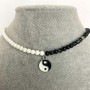 Choker z agatu, o średnicy około 4 mm, z zawieszką Yin i Yang o średnicy około 12 mm, długość 35–40 cm