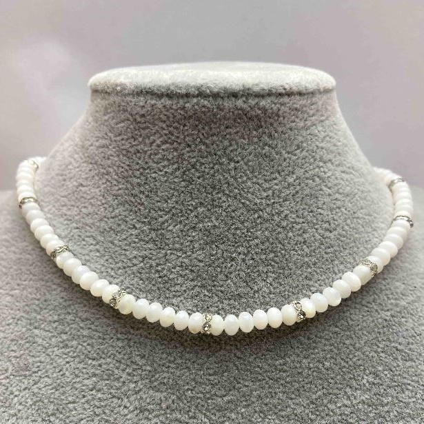 Choker z naturalnego perłowego rondela 5×3 mm ± z metalowymi wstawkami z białymi kryształami, długość 35–43 cm+