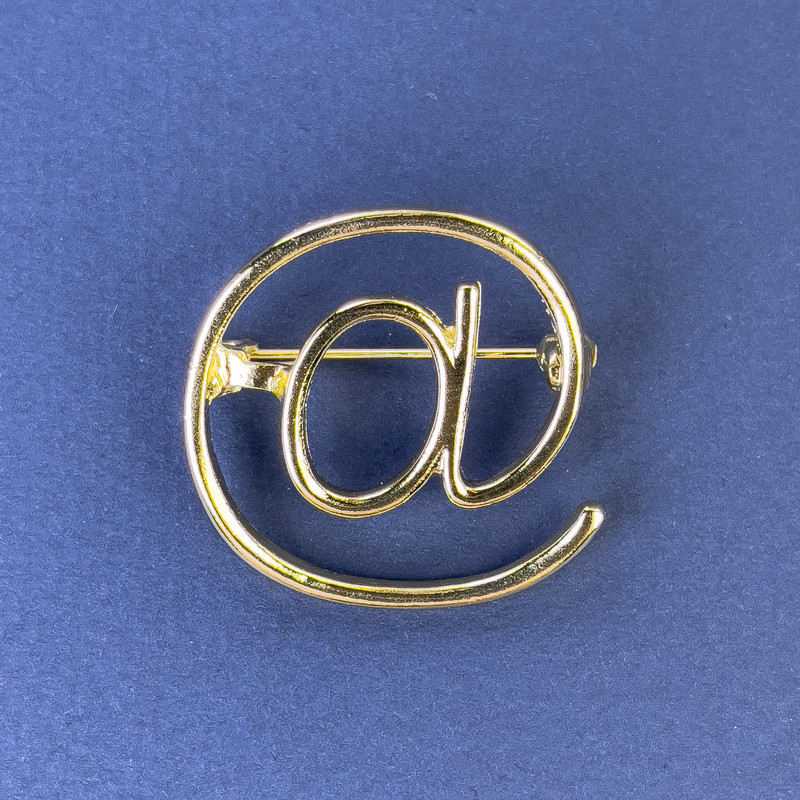 Broszka „Piesek” o wymiarach 30 mm z złotym kolorem metalu