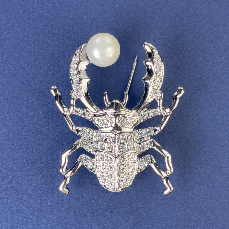 Broszka Skarabeusz, białe kryształy, perła, metal srebrzysty, 40×33 mm+
