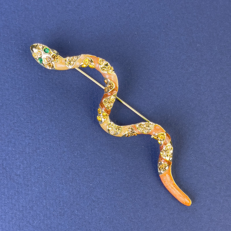 Broszka Wąż – brązowa emalia, kryształy strass, złoty metal, 82×23 mm+