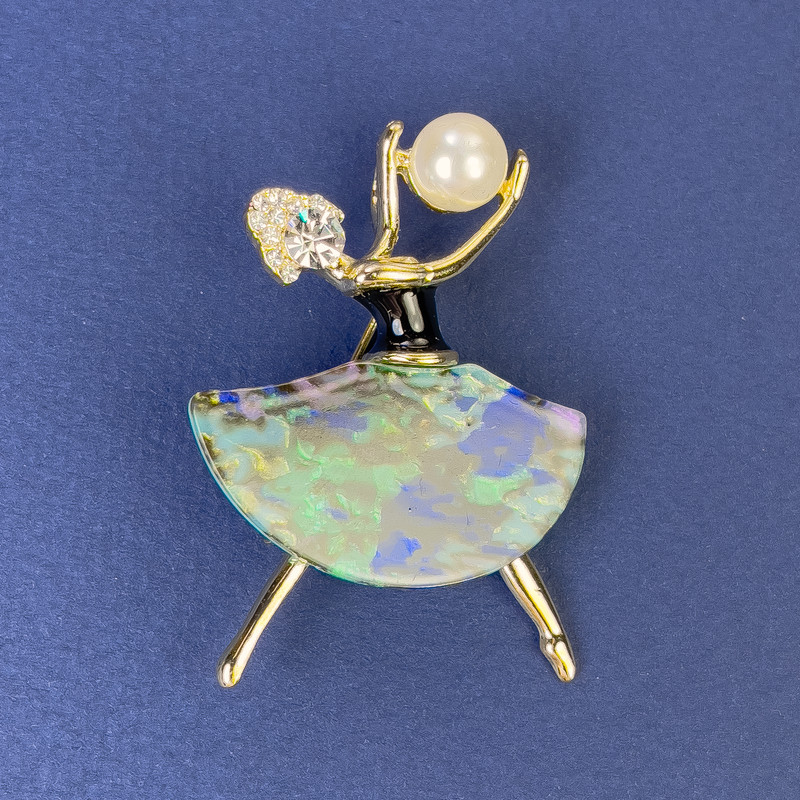 Broszka-wisiorek «Dziewczyna» z białymi cyrkoniami i złotym metalem, 47×32 mm ± z perłą