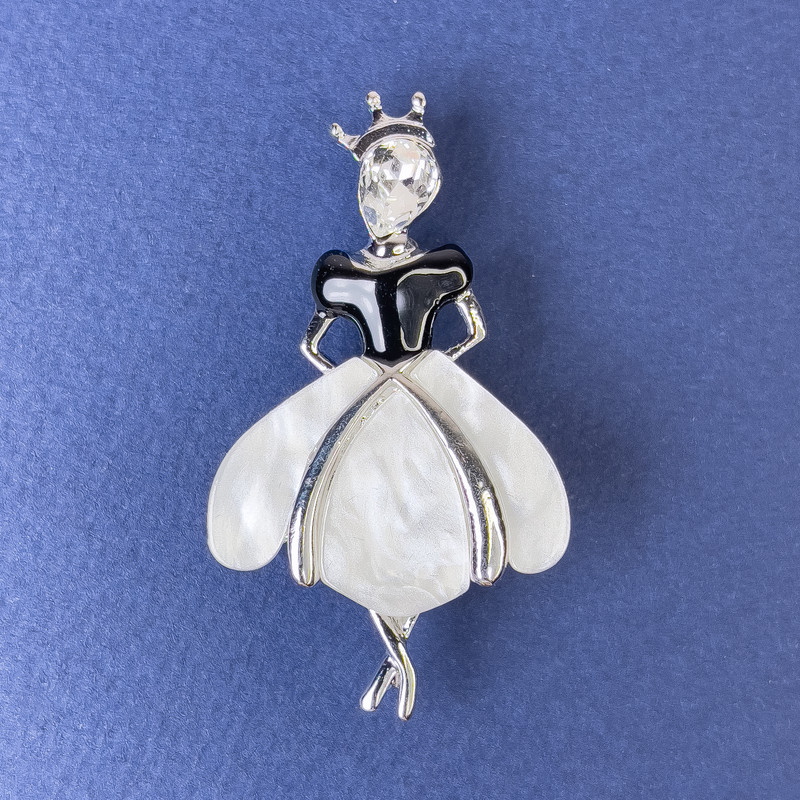 Broszka-wisiorek „Księżniczka” – perłowy kolor, srebrzysty metal, 50×28 mm ± biały kryształ