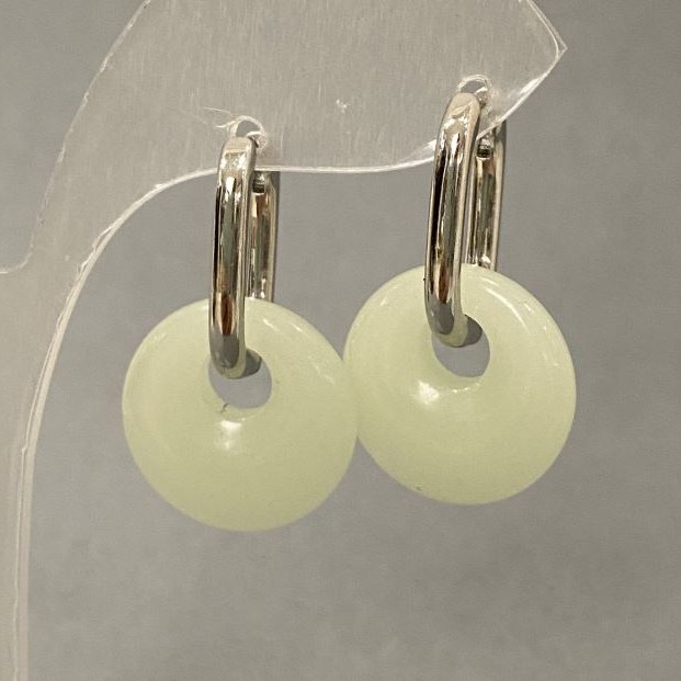 Kolczyki z onyksu w kształcie torusa, średnica 18 mm ±, długość 30 mm ±, metal srebrzysty