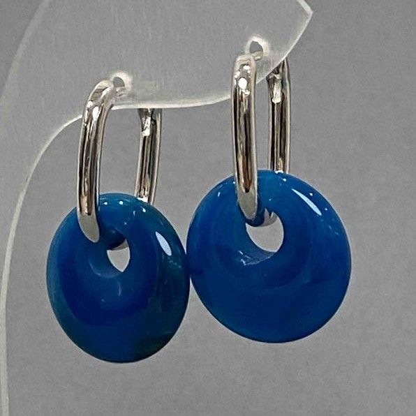 Kolczyki z agatu w kształcie obrączki, średnica 18 mm, długość ok. 31 mm
