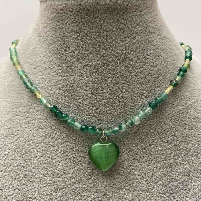 Choker z zielonego agatu, fasetowane kulki o średnicy 4 mm, szpinel 2 mm ±, zawieszka w kształcie serca z kamienia Kocie Oko, długość 35–40 cm