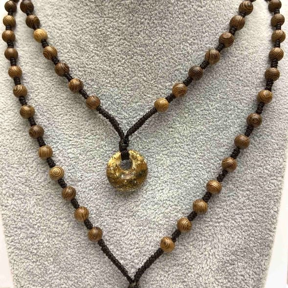 Sznur na szyję czarny z koralikami, średnica 6 mm ±, zawieszka w kształcie krążka, średnica 18 mm ±, długość 60 cm ± (cena za 1 sztukę) Jaspis, agat, unakit do wyboru