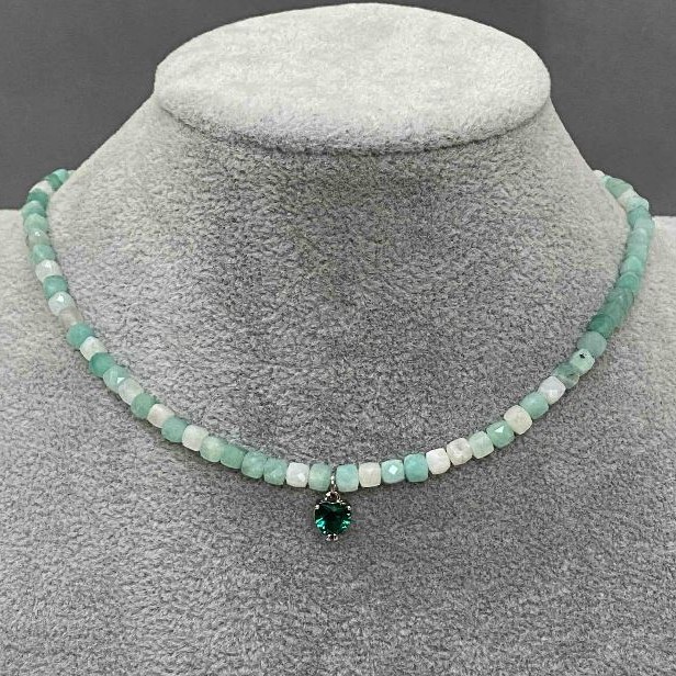 Choker ze szmaragdu, naturalny kamień oszlifowany w formie sześcianu o średnicy 4 mm ±, wisiorek z zielonym kryształem, metal złocisty, długość 36–41 cm+