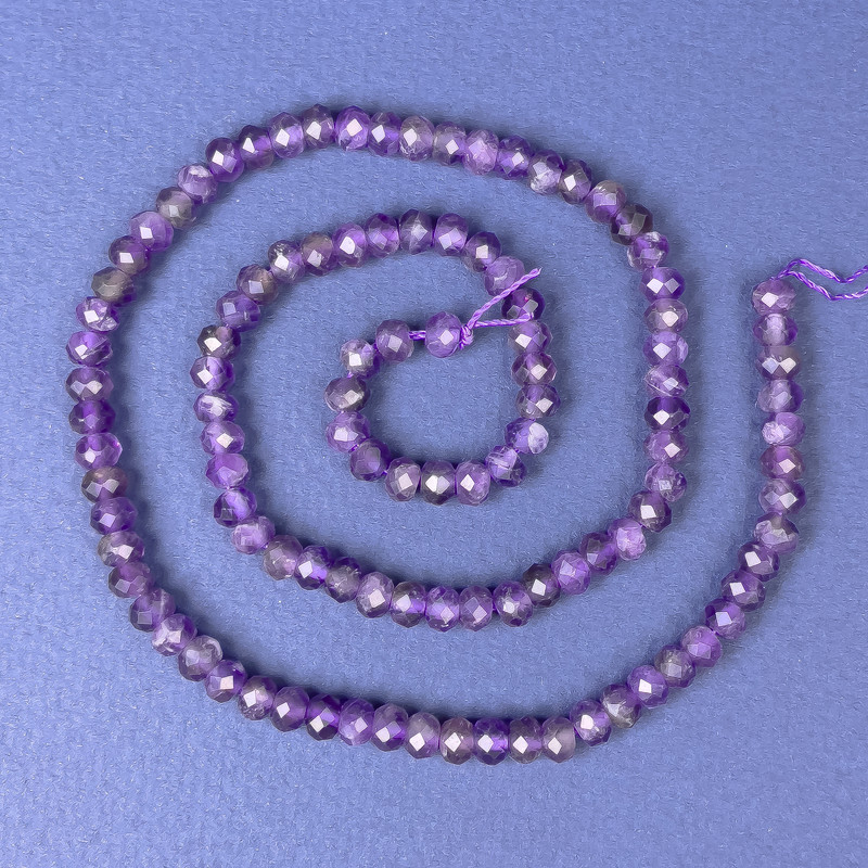 Koraliki ametystu w kształcie rondelków fasetowanych, o wymiarach około 5x3 mm, długość 39 cm, na nitce