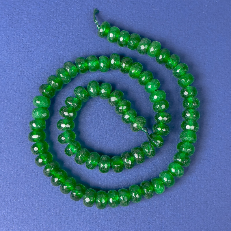 Koraliki z chryzoprazem w formie fasetowanych rondeli, średnica 8×5 mm, długość ok. 37 cm na nitce