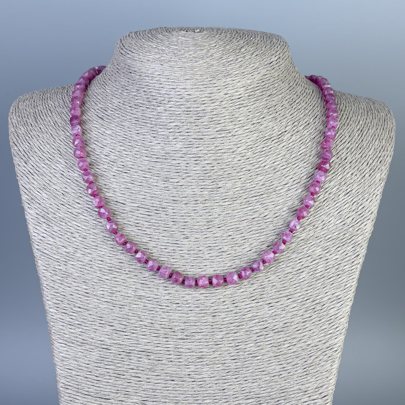 Naszyjnik z rubelitu turmalinowego, fasetowane kostki 5×5 mm, długość 50 cm, z zapięciem