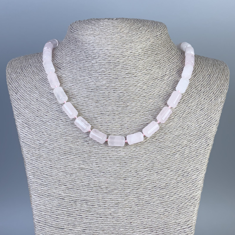Naszyjnik z różowego kwarcu w formie zaokrąglonego cylindra, średnica 14×8 mm, długość 45 cm ± z zapięciem