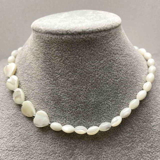 Choker z masy perłowej ziaren, średnica 5,5×9 mm + serce 12×12×4 mm + srebrzysty metal, długość 35–42 cm + z przedłużającym łańcuszkiem