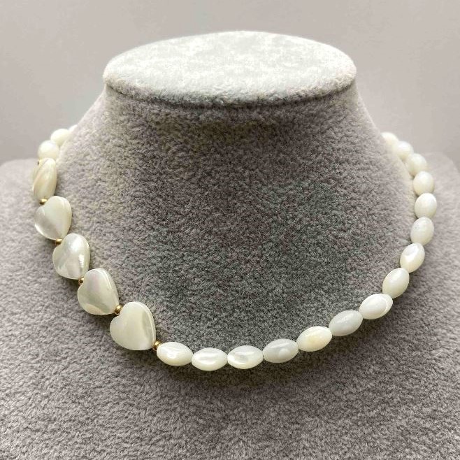Choker z perłowymi ziarenkami, średnica 5,5×9 mm ± serce 12×12×4 mm, złoty metal, długość 35–40 cm ± z przedłużającym łańcuszkiem
