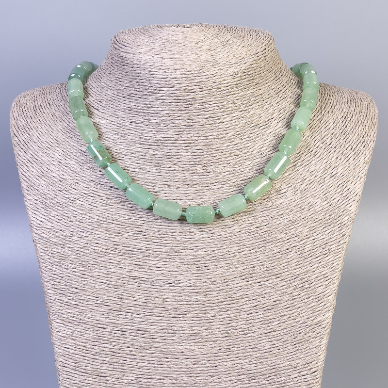 Naszyjnik z nefrytu — gładkie cylindry, średnica 14×8 mm, długość 45 cm, z zapięciem