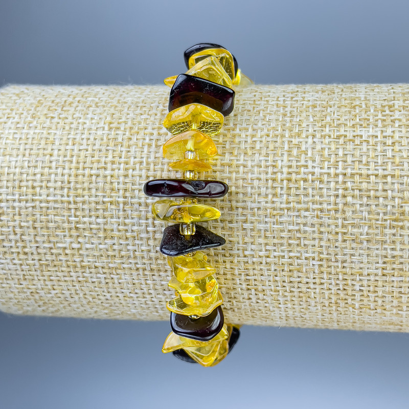 Bransoletka z bursztynowych odłamków, średnica 8–13×2–4 mm, z koralikami, długość 18 cm ±, na elastycznej gumce