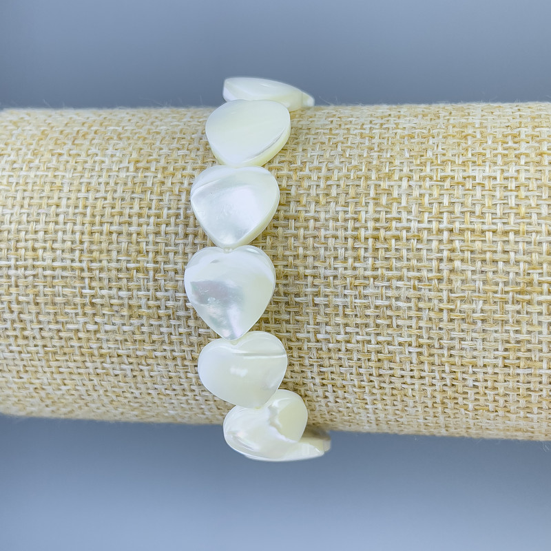 Bransoletka z masą perłową w kształcie serc, średnica 13×12 mm ±, długość 18 cm ±, elastyczna
