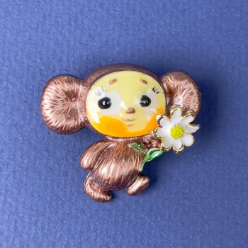 Broszka Cheburashka — brązowa, żółta i biała emalia, metal złocisty, 28×31 mm+