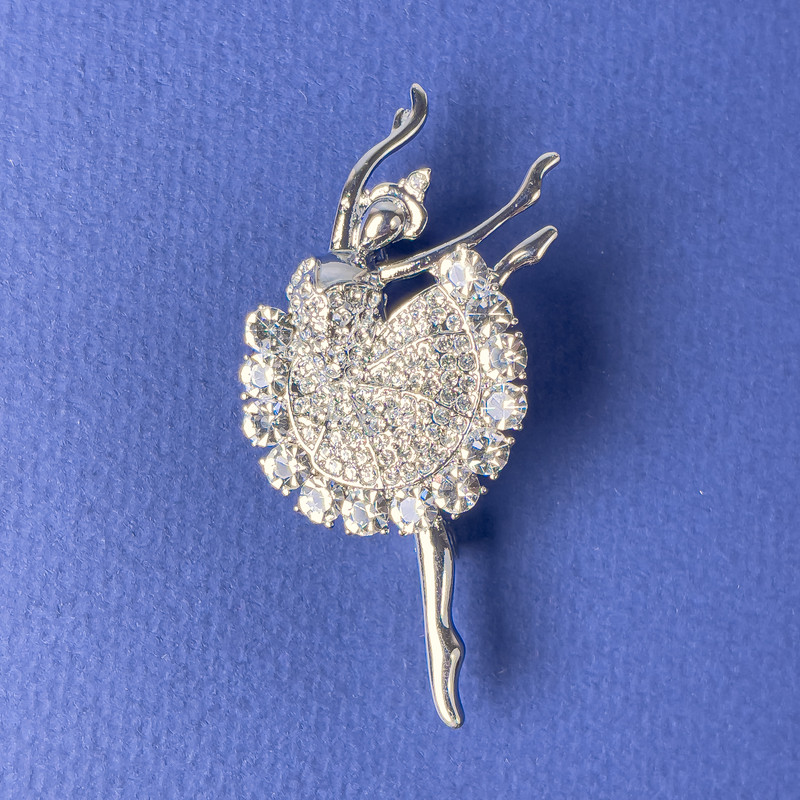 Broszka Baletnica białe kryształki strassowe 51×26 mm ± srebrzysty metal
